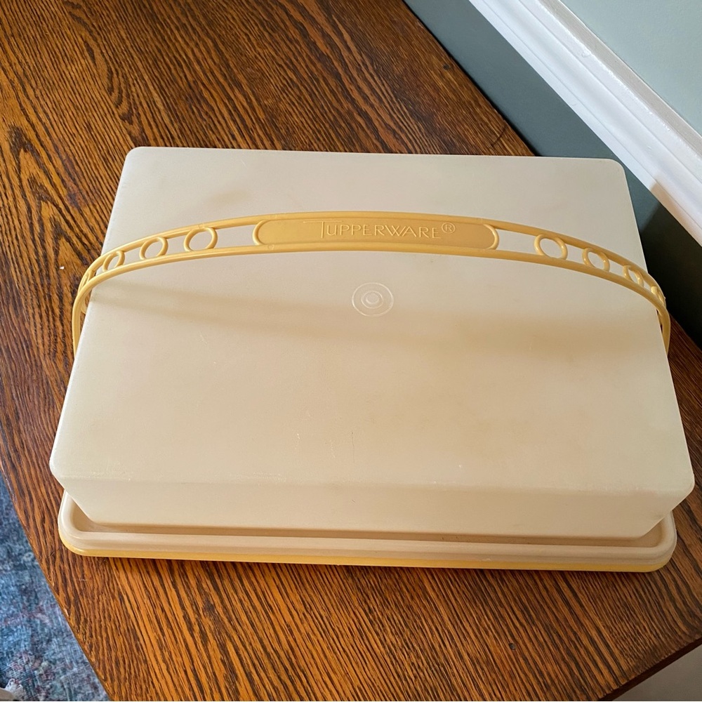Vintage Tupperware Cake Carrier Holder w/ Handle Harvest Gold 13x9 cake